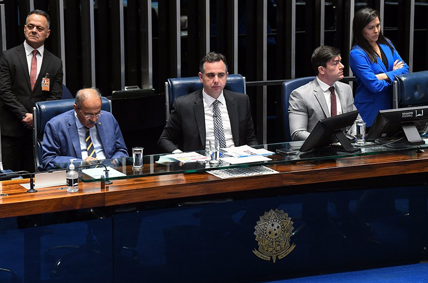 Mesa: 
3º secretário da Mesa do Senado Federal, senador Chico Rodrigues (PSB-RR); 
presidente do Senado Federal, senador Rodrigo Pacheco (PSD-MG); 
secretário-geral adjunto da Mesa do Senado Federal, Ivan Furlan Falconi.