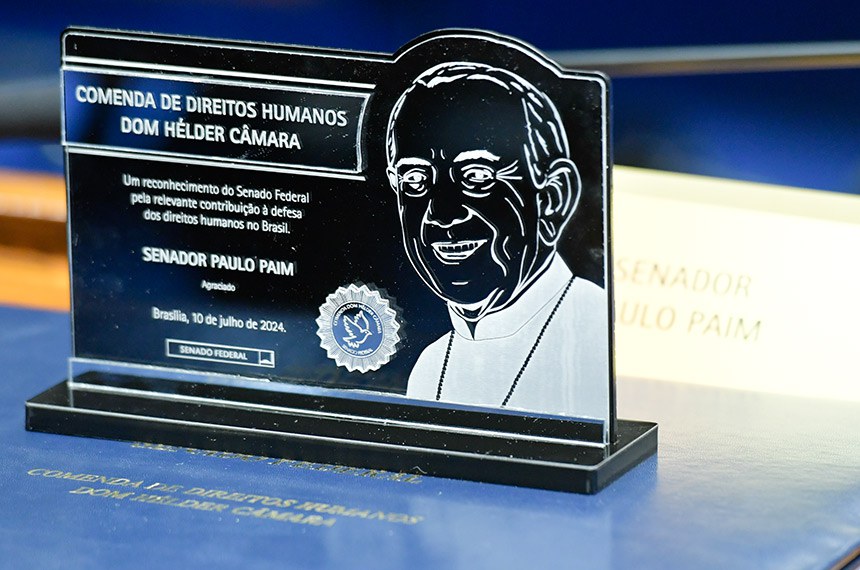 Sobre a mesa, comenda de Direitos Humanos Dom Helder Câmara.