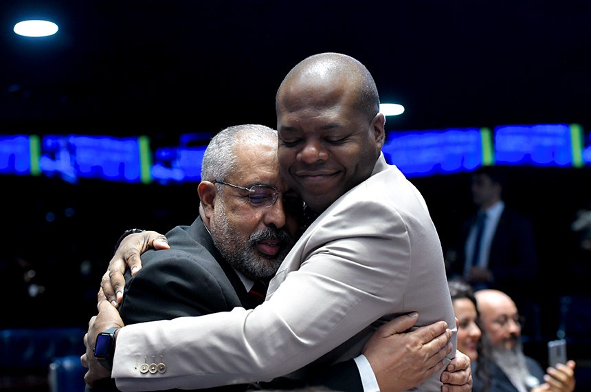 Participam:
senador Paulo Paim (PT-RS);
ministro dos Direitos Humanos e da Cidadania, Silvio Almeida.