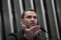 Cleitinho critica Ministério da Saúde e imposto sobre aplicativos de transporte