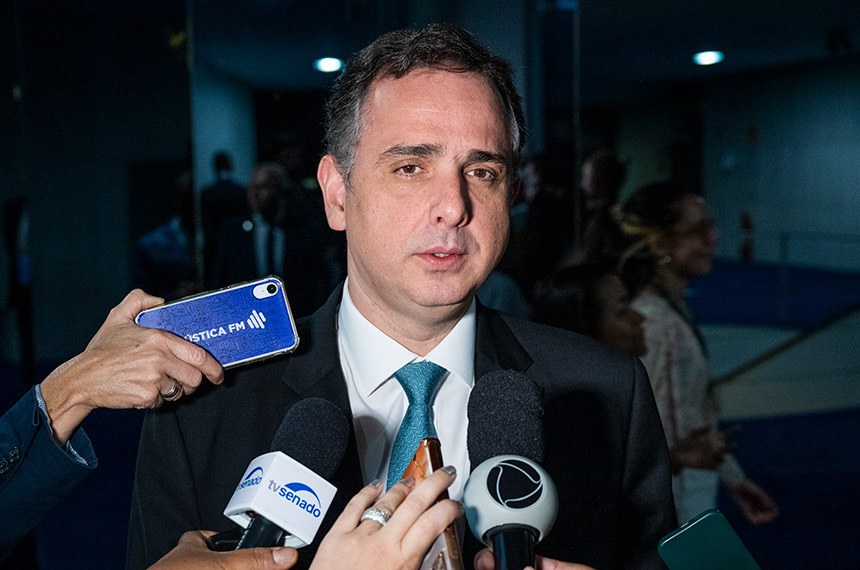 O presidente informa que a conversa foi para alinhar a votação de temas que eram objetos de medidas provisórias. Rodrigo Pacheco diz ainda que a reforma tributária está caminhando com tranquilidade e destaca sessão de debates com todos governadores no próximo dia 29.