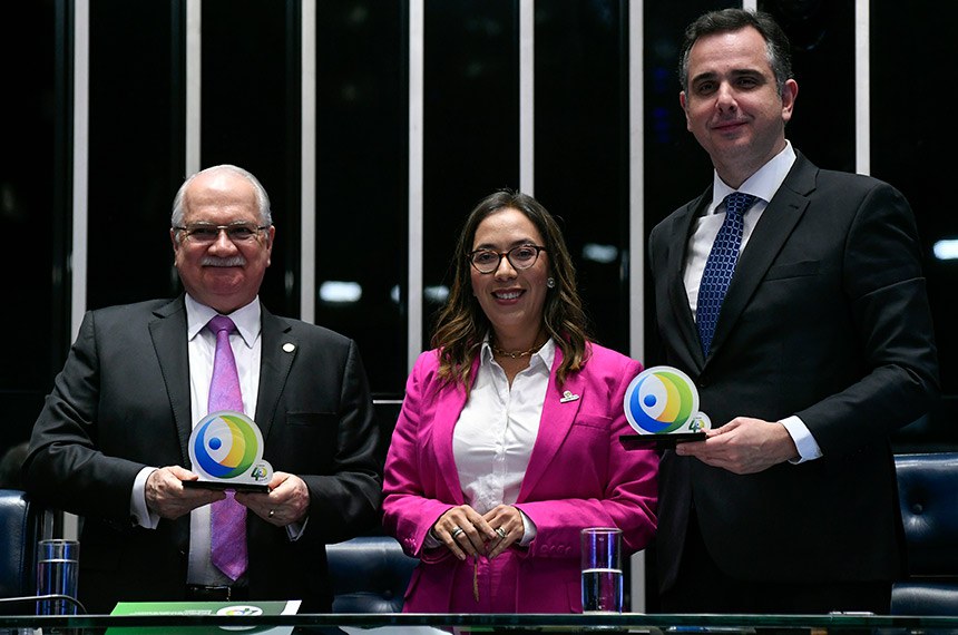 Pachecou recebeu um agradecimento da presidente da Anadep, Rivana Ricarte, pelo trabalho do Senado no aprimoramento constitucional das Defensoria Pública - Foto: Saulo Cruz/Agência Senado