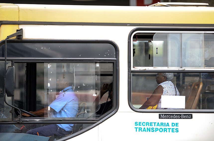 Além da prioridade já assegurada no embarque em transportes coletivos, os idosos poderão ter prioridade também no desembarque, segundo projeto do deputado Leonardo Vilela (PSDB-GO). A proposta (PLC 84/12) está pronta para ser votada na Comissão de Serviços de Infraestrutura (CI). O projeto, que altera o Estatuto do Idoso, busca garantir não só a prioridade, como também a segurança. Para o autor, os idosos, forçados a desembarcar pela mesma porta de embarque do ônibus, já que não passam pela roleta, passam por constrangimentos.