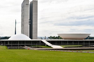 As cúpulas abrigam os plenários da Câmara dos Deputados (côncava) e do Senado Federal (convexa), enquanto que nas duas torres - as mais altas de Brasília, com 100 metros - funcionam as áreas administrativas e técnicas que dão suporte ao trabalho legislativo diário das duas instituições. 