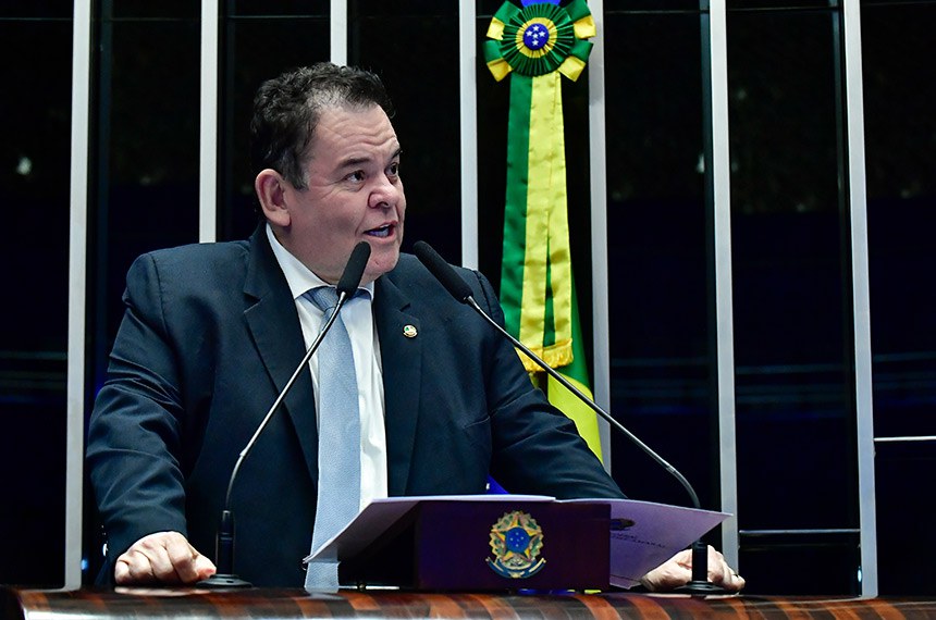 À tribuna, em discurso, senador André Amaral (União-PB). 