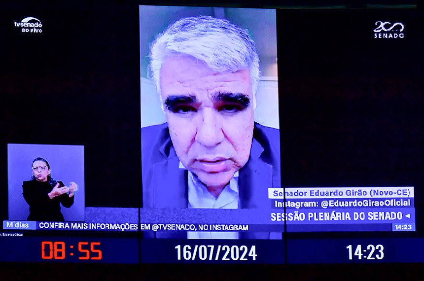 Painel exibe senador Eduardo Girão (Novo-CE) em pronunciamento via videoconferência. 