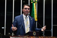 Flávio Bolsonaro manifesta solidariedade a Donald Trump após atentado nos EUA