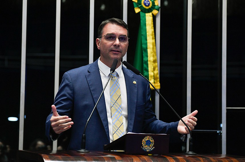 À tribuna, em discurso, senador Flávio Bolsonaro (PL-RJ). 