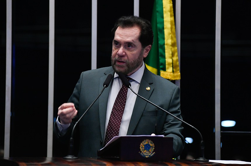 Em discurso, à tribuna, senador Plínio Valério (PSDB-AM).