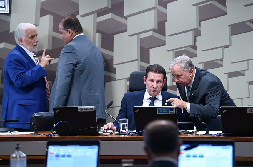 À esquerda da foto: 
senador Jaques Wagner (PT-BA); 
senador Eduardo Gomes (PL-TO).