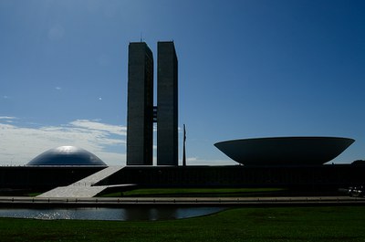 O Palácio do Congresso Nacional é um dos pilares da arquitetura monumental de Niemeyer que dão forma à capital inaugurada em 1960. Construído em terreno elevado, é visto de longe como culminância da avenida Eixo Monumental, que abriga a Esplanada dos Ministérios e atravessa a cidade de norte a sul. Sede das duas Casas do Poder Legislativo e um dos mais famosos cartões postais do Brasil, o Palácio do Congresso Nacional é composto por duas cúpulas e duas torres de 28 andares, que abrigam a Câmara dos Deputados e o Senado Federal.