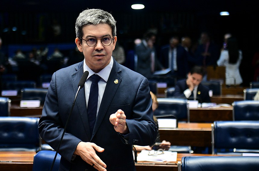 Em pronunciamento, à bancada, líder do governo no Congresso Nacional, senador Randolfe Rodrigues (sem partido-AP).