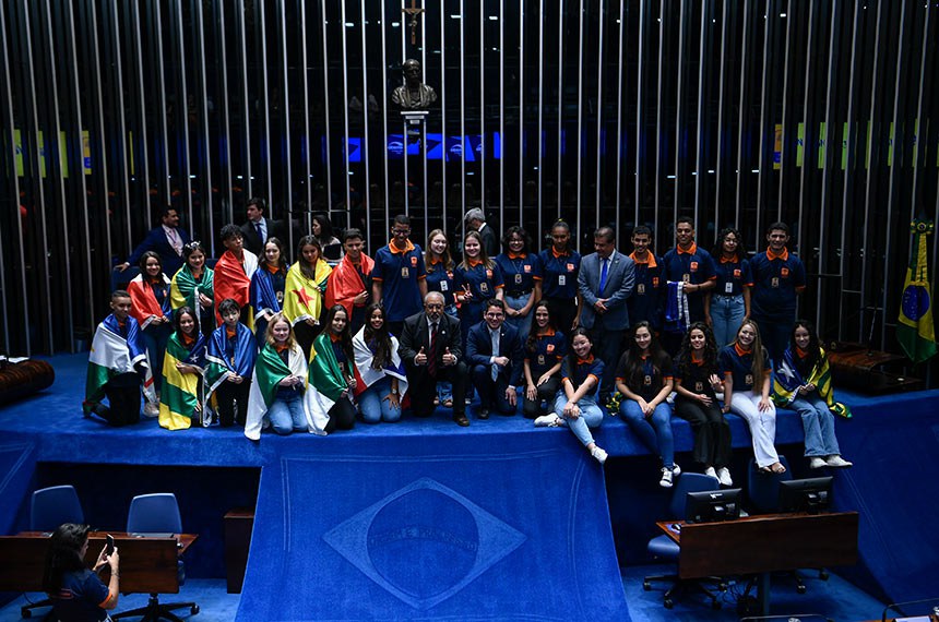 Participam:
coordenador-geral de Política Educacional para a Juventude da Secretaria de Educação Continuada, Alfabetização de Jovens e Adultos, Diversidade e Inclusão, Yann Evanovick Leitão Furtado;
Ágatah Marianna dos Santos Costa (MA);
Ana Daline do Nascimento Cartaxo (CE);
Ana Laura de Paula Chaves (MG);
Ana Luisa Pires Garcia (RS);
Ana Sophie Silva dos Santos (AC);
Ariel Andresson Barbosa Corrêa (PA);
Caelis Eduarda Silvério da Silva (RN);
Carlos André Terto da Silva (ES);
Éllydy Mayane Gonçalves da Silva (AL);
Emilie Caroline Stallbaum de Rossi (SC);
Gabriel Ferreira de Matos (PB);
Hagnes Barbara Henriqueta S. Rodrigues (AM);
Herison André Silva de Oliveira (MT);
Jakelyne Gomes Tavares (TO);
João Vítor Lopes Ribeiro (SP);
Karoliny Discher Martini (RO);
Letícia Ellen Cordeiro Lima (PE);
Lorrany Soares Ribeiro (PI);
Maria Eduarda Pinheiro Bom (MS);
Maria Paula Mayumi Melo Haraguchi (DF);
Murilo Gabriel da Silva Cruz (RR);
Nathállya Mendes do Carmo (GO);
Roxanne Cristina Alves (PR);
Sarah Luíza da Silva Camilo (AP);
Vitor Hugo Vicente Prado (RJ);
Vitória Andrade Couto (BA);
Williane Vitória de Souza Silva (SE).