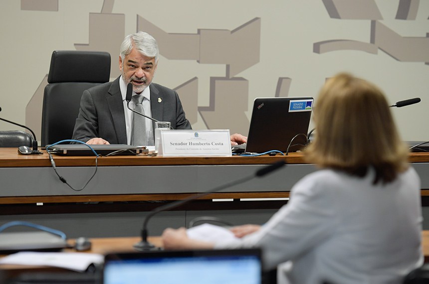 Presidente da CAS, senador Humberto Costa (PT-PE) conduz reunião.