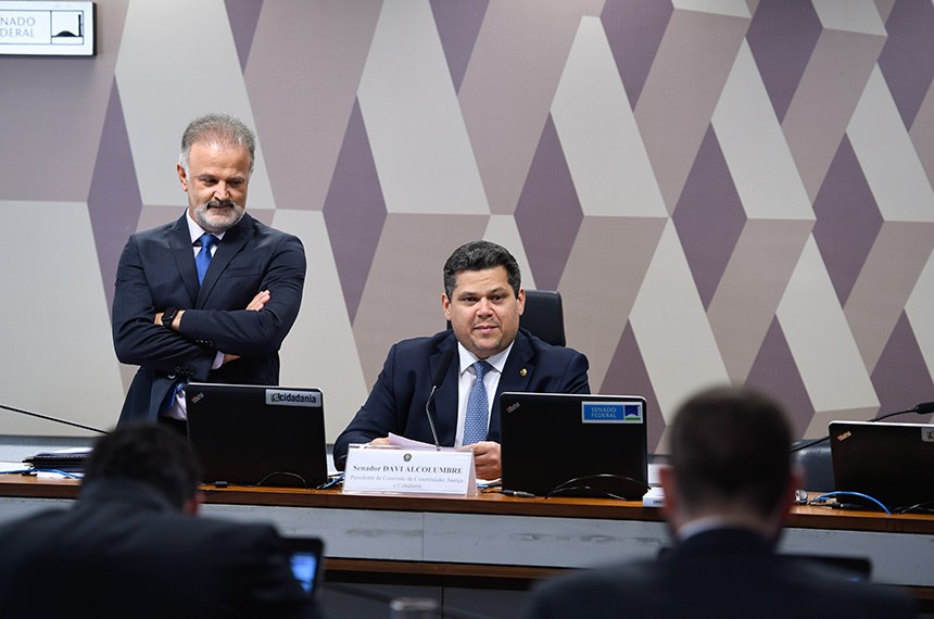 À mesa, presidente da CCJ, senador Davi Alcolumbre (União-AP), conduz reunião.