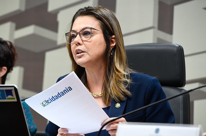 À mesa, presidente da CMA, senadora Leila Barros (PDT-DF), em pronunciamento. 