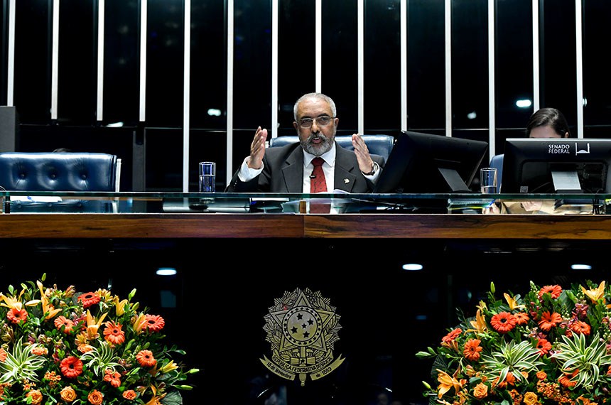 À mesa, presidente do Conselho do Projeto Jovem Senador, senador Paulo Paim (PT-RS), conduz sessão.