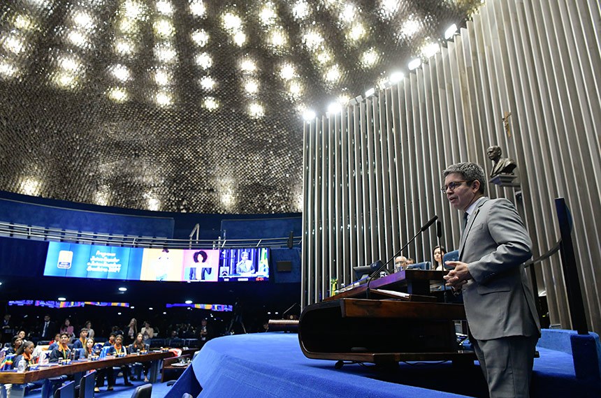 Jovens Senadores 2024: 
Ana Cecília Moreira Santiago (BA); 
Andrew Sander Felix de Aragão Pinheiro (SE); 
Andriely Camargo de Oliveira (RS); 
Antônio Luiz Zani de Souza (ES); 
Brenda Yara Chaves Muniz (PR); 
Daniel Cristóvão da Silva (PB); 
Davi Baia Camilo (MG); 
Edailizi Larissa Lösch (SC); 
Eglaíny Inácio da Silva (AC); 
Emanuelle Lana Faria de Miranda (DF); 
Gabriel Oliveira da Silva (AP); 
Gabriela Inácio de Oliveira (PE); 
Hélio dos Santos Melo (TO); 
Heverton da Silva Rangel (RN); 
Jônathas Lima Nunes (RR); 
Karen Angelo Pinheiro (RO); 
Kaylane Cristhina Gomes Bastos (RJ); 
Leandro Simões Cândido Júnior (GO); 
Leticia Pimenta Mageski (MT); 
Manoela Oliveira dos Santos (SP); 
Maria Eduarda Sousa Rodrigues (CE); 
Miguel Morgiroth Partzlaff (MS); 
Pedro Lucas Martins Saboia Silva (PI); 
Priscila Araújo Alves (AL); 
Renan Bastos Nogueira (PA); 
Suanny Silva de Almeida (AM); 
Wemilly Vitória Leda Dias (MA).