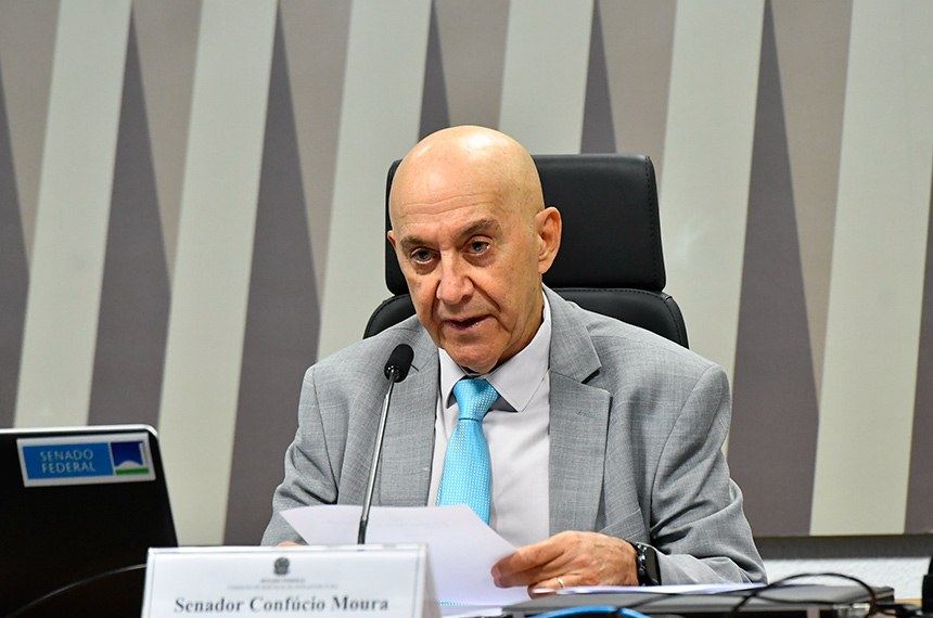 Mesa: 
presidente da CI, senador Confúcio Moura (MDB-RO).