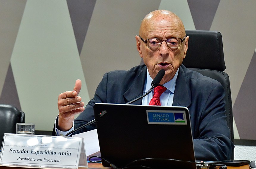 À mesa, presidente em exercício da CTERS, senador Esperidião Amin (PP-SC), conduz reunião.