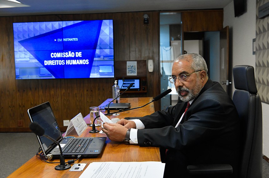 À mesa, presidente da CDH, senador Paulo Paim (PT-RS), conduz reunião.