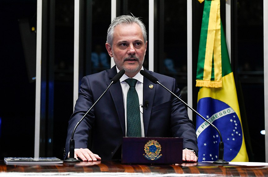 À tribuna, em discurso, senador empossado Beto Martins (PL-SC). O parlamentar é ex-prefeito de Imbituba e atual secretário de Portos e Aeroportos de Santa Catarina e assume vaga como suplente durante uma licença da senadora Ivete da Silveira (MDB-SC).