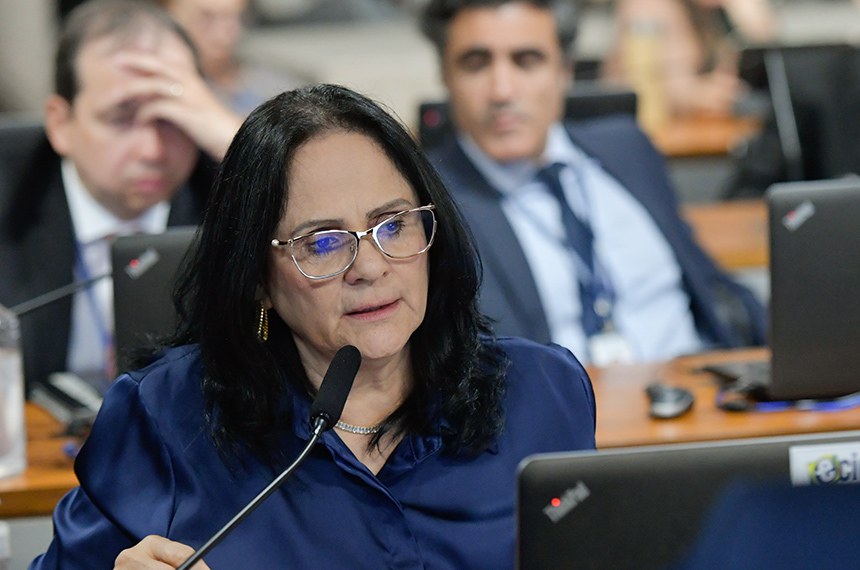 Em pronuciamento, à bancada, senadora Damares Alves (Republicanos-DF).