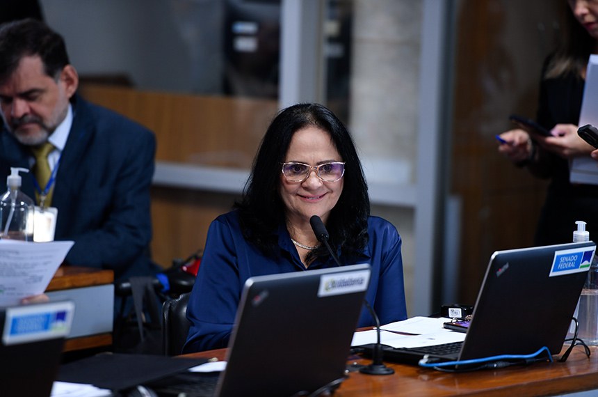 Em pronunciamento, à bancada, senadora Damares Alves (Republicanos-DF).