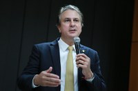 CE aprova convite a Camilo Santana para prestar informações sobre contas do MEC
