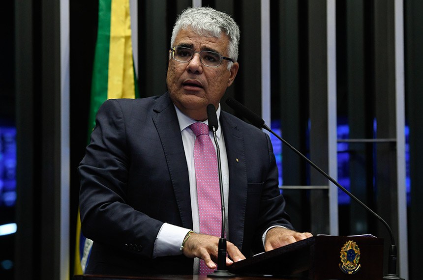 À tribuna, em discurso, senador Eduardo Girão (Novo-CE). 