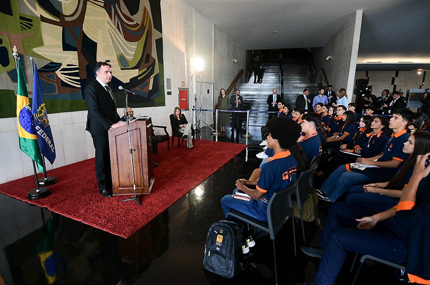 Jovens Senadores 2024: 
Ana Cecília Moreira Santiago (BA); 
Andrew Sander Felix de Aragão Pinheiro (SE); 
Andriely Camargo de Oliveira (RS); 
Antônio Luiz Zani de Souza (ES); 
Brenda Yara Chaves Muniz (PR); 
Daniel Cristóvão da Silva (PB); 
Davi Baia Camilo (MG); 
Edailizi Larissa Lösch (SC); 
Eglaíny Inácio da Silva (AC); 
Emanuelle Lana Faria de Miranda (DF); 
Gabriel Oliveira da Silva (AP); 
Gabriela Inácio de Oliveira (PE); 
Hélio dos Santos Melo (TO); 
Heverton da Silva Rangel (RN); 
Jônathas Lima Nunes (RR); 
Karen Angelo Pinheiro (RO); 
Kaylane Cristhina Gomes Bastos (RJ); 
Leandro Simões Cândido Júnior (GO); 
Leticia Pimenta Mageski (MT); 
Manoela Oliveira dos Santos (SP); 
Maria Eduarda Sousa Rodrigues (CE); 
Miguel Morgiroth Partzlaff (MS); 
Pedro Lucas Martins Saboia Silva (PI); 
Priscila Araújo Alves (AL); 
Renan Bastos Nogueira (PA); 
Suanny Silva de Almeida (AM); 
Wemilly Vitória Leda Dias (MA).