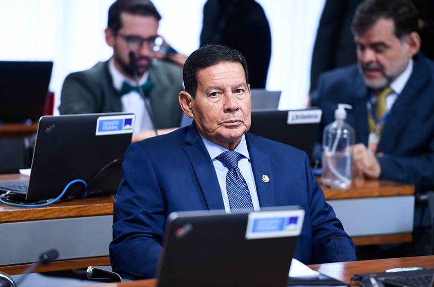 Em pronunciamento, à bancada, senador Hamilton Mourão (Republicanos-RS).