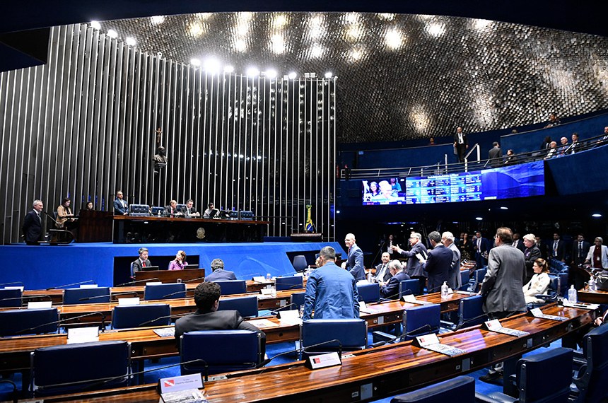 Em pronunciamento, à bancada, senador Eduardo Girão (Novo-CE).