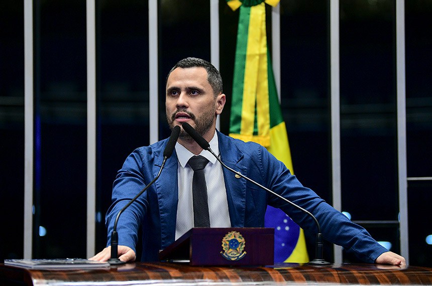 À tribuna, em discurso, senador Cleitinho (Republicanos-MG). 