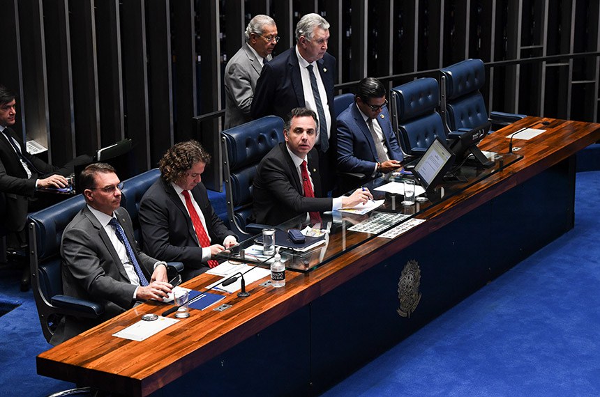 Mesa: 
senador Flávio Bolsonaro (PL-RJ);
vice-presidente do Senado Federal, senador Veneziano Vital do Rêgo (MDB-PB);
presidente do Senado Federal, senador Rodrigo Pacheco (PSD-MG), conduz sessão;
secretário-geral da Mesa do Senado Federal, Gustavo A. Sabóia Vieira;
senador Luis Carlos Heinze (PP-RS). 