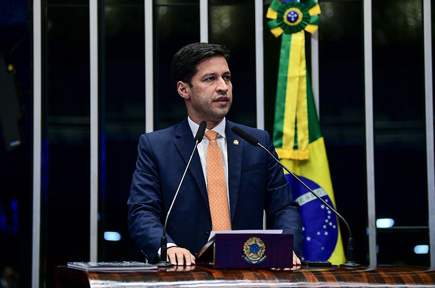 À tribuna, em discurso, senador Rodrigo Cunha (Podemos-AL). 