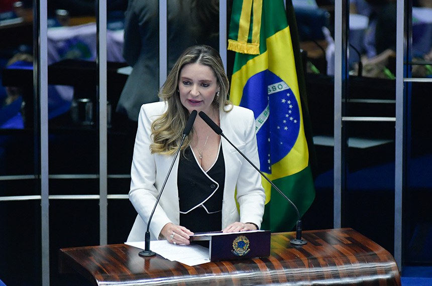 Em discurso, à tribuna, requerente e presidente desta sessão, senadora Augusta Brito (PT-CE).