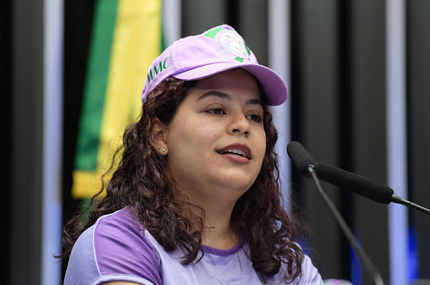 Em discurso, à tribuna, representante do Movimento de Mulheres Camponesas, Mirele Diovana Milhomem da Silva.