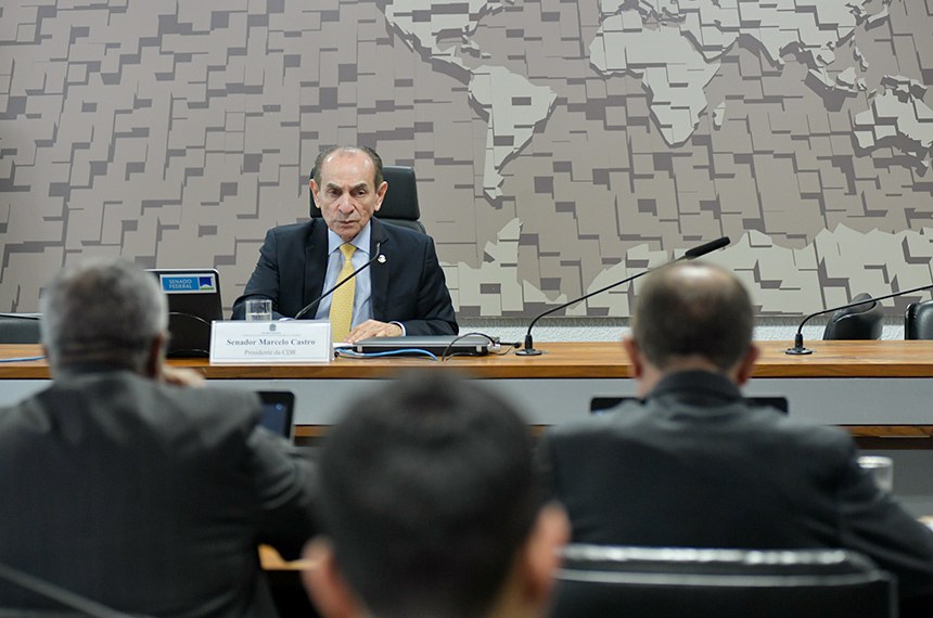 À mesa, presidente da CDR, senador Marcelo Castro (MDB-PI), conduz reunião.