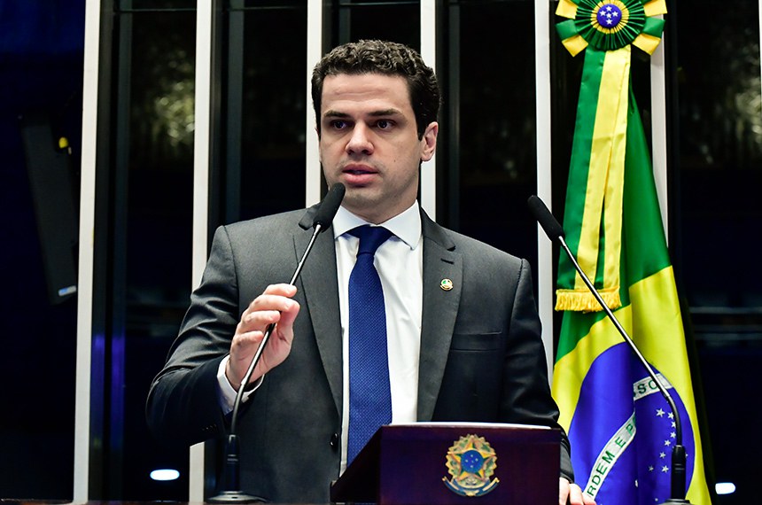 À tribuna, em discurso, senador Castellar Neto (PP-MG). 