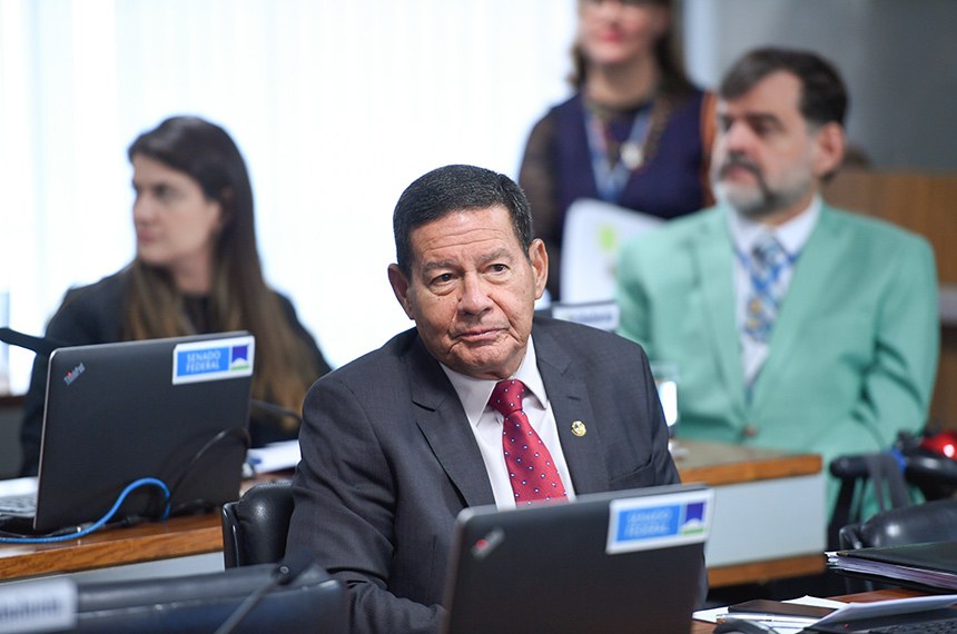 À bancada, em pronunciamento, reltor do PL 5.407/2019, senador Hamilton Mourão (Republicanos-RS).