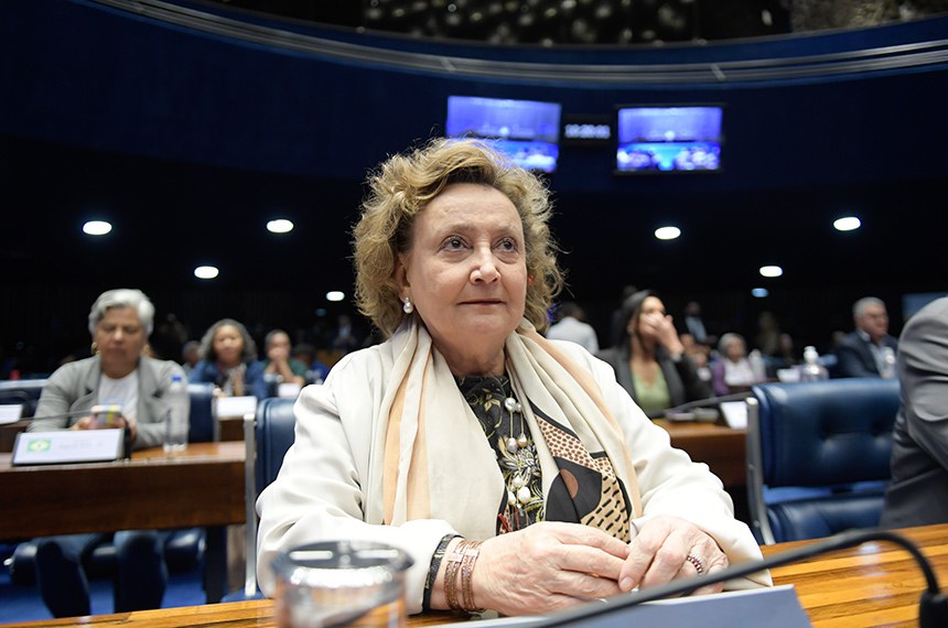 À bancada, presidente da Sociedade Brasileira de Pneumologia e Tisiologia, Margareth Maria Pretti Dalcomo.