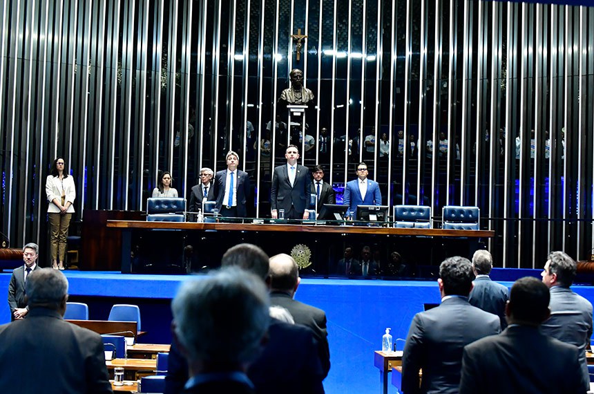 Plenário realiza um minuto de silêncio em homenagem às 62 vítimas do acidente de Vinhedo/SP e ao economista e professor Antônio Delfim Netto.