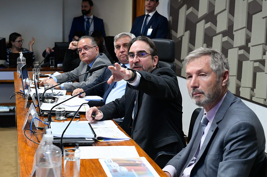 Mesa:
presidente da Associação Nacional dos Auditores Fiscais da Receita Federal do Brasil (Unafisco Nacional), Mauro José Silva;
ex-senador da República Roberto Rocha;
presidente eventual da CAE, senador Izalci Lucas (PL-DF);
secretário extraordinário da Reforma Tributária no Ministério da Fazenda (Sert), Bernard Appy
gerente de Projeto da Receita Federal do Brasil (RFB), Fernando Mombelli.