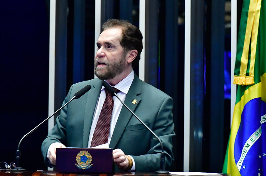 Em diiscurso, à tribuna, senador Plínio Valério (PSDB-AM).