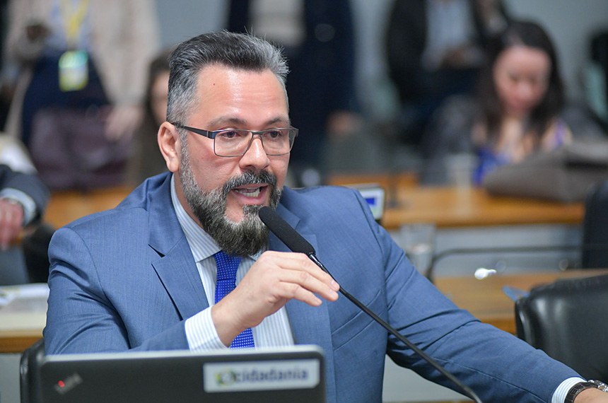 Em pronunciamento, à bancada, senador Alan Rick (União-AC).