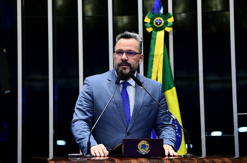 À tribuna, em discurso, senador Alan Rick (União-AC). 