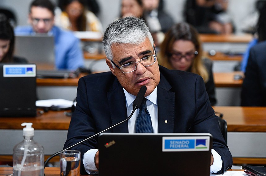 Em pronunciamento, à bancada, senador Eduardo Girão (Novo-CE).