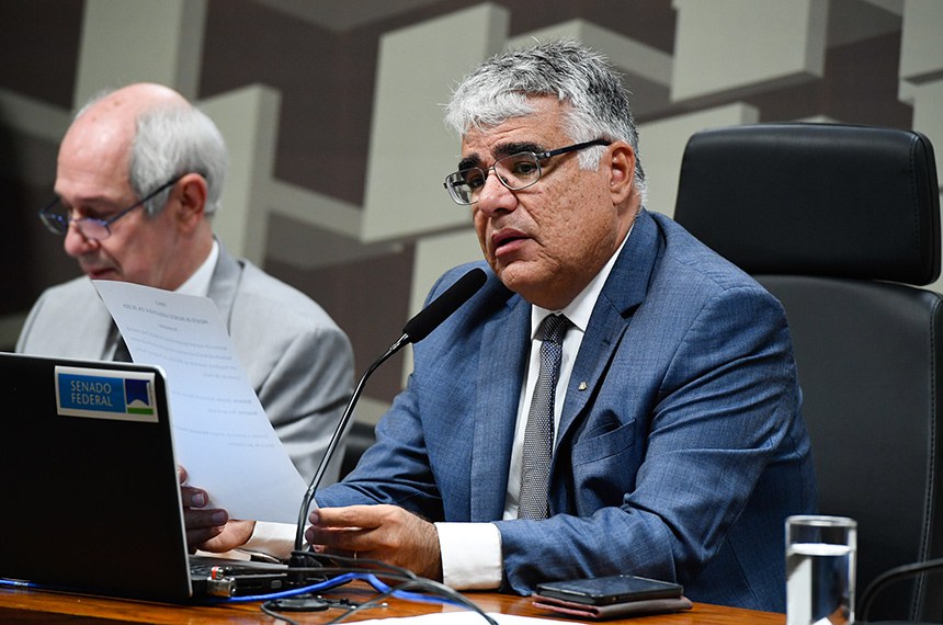 Mesa: 
presidente eventual da CCDD, senador Eduardo Girão (Novo-CE).