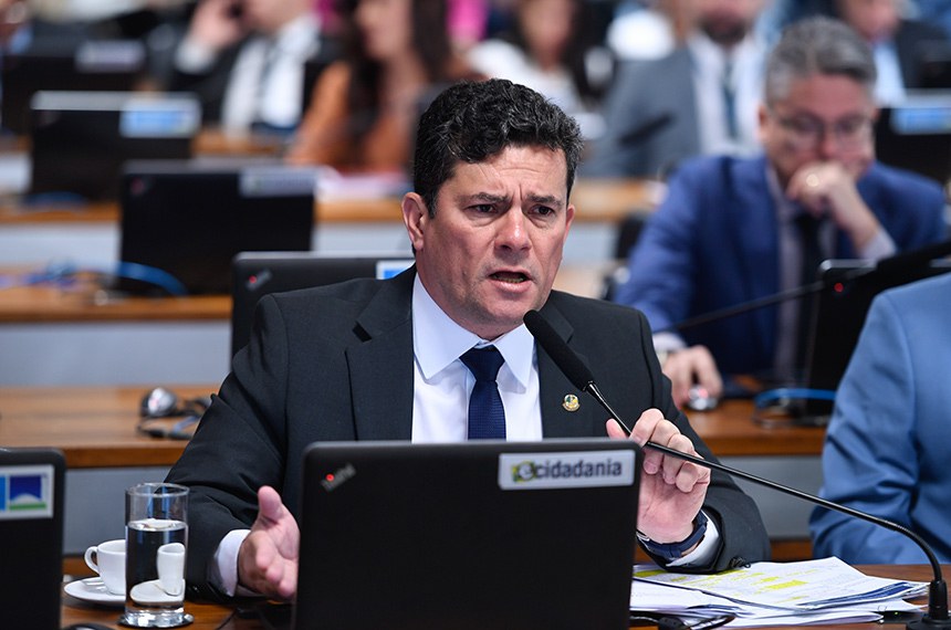 Em pronunciamento, à bancada, senador Sergio Moro (União-PR).